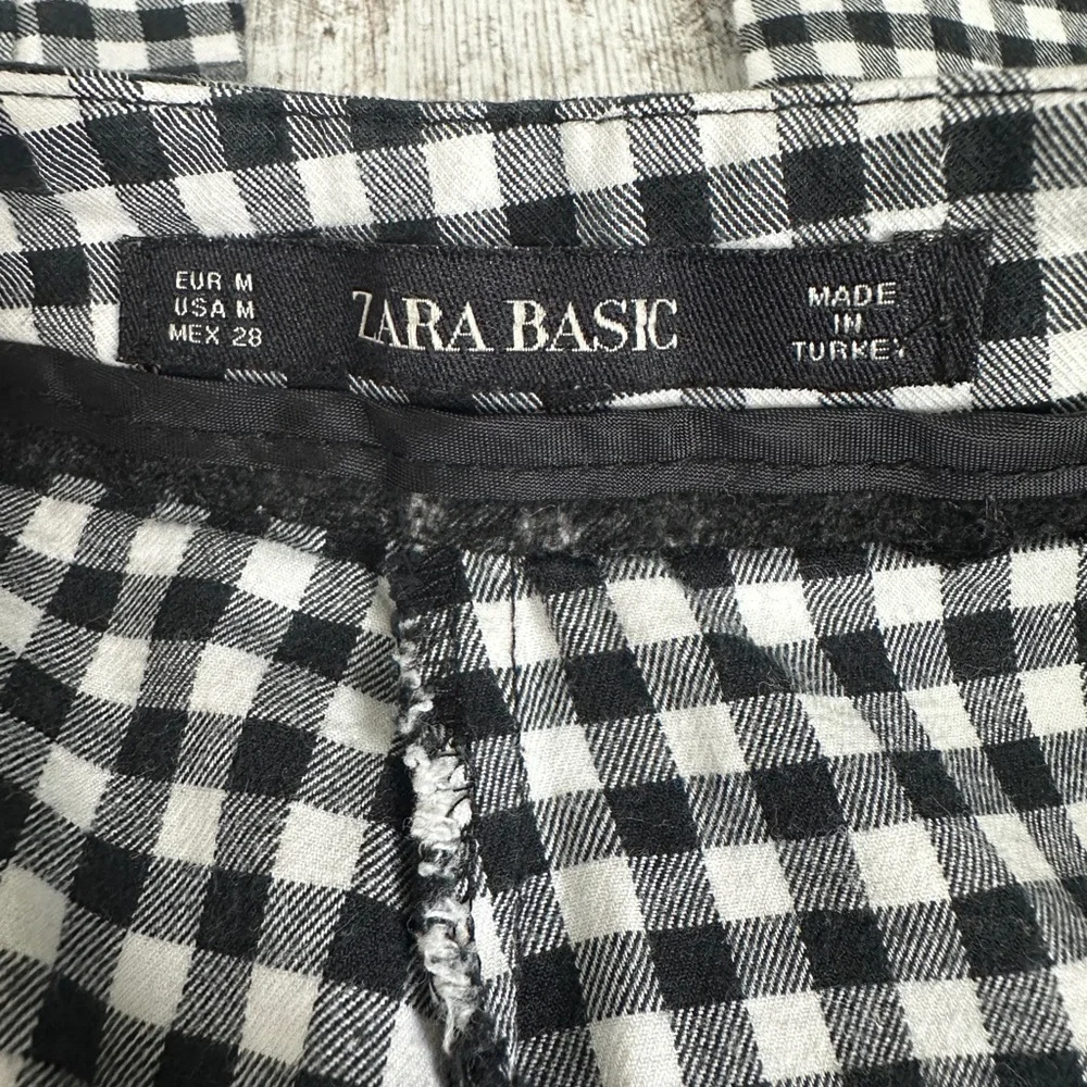 Zara Basic Black and White Checkered Ruffle Pocket Pants - Picture 7 of 8